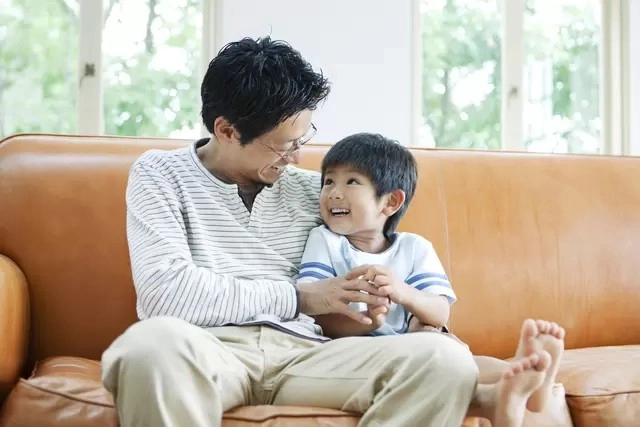 Đi du lịch hè cùng công ty 3 ngày lúc về thấy vết lạ trên ghế sofa phòng khách tôi ngờ vực nhìn chồng - 1