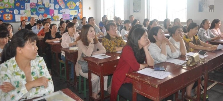 Đi họp phụ huynh đầu năm về phụ huynh lập tức chuyển trường cho con sau khi thấy trang phục cô giáo mặc - 2