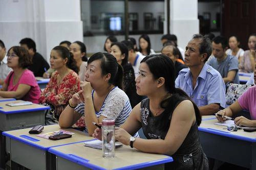 Đi họp phụ huynh nghe cô thông báo con trai thi toàn điểm 10 học lực giỏi mà tôi không vui nổi - 1