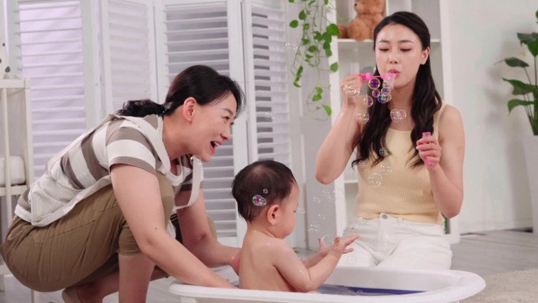 Định đuổi việc bảo mẫu vì dùng giẻ lau bếp rửa mặt cho con chủ cô ta chỉ mặt mẹ chồng tôi bà ta mới phải đi - 1
