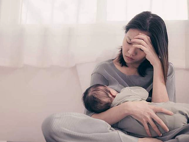 Dỗ suốt mấy tiếng con vẫn không ngủ giao cho bảo mẫu đứa trẻ liền ngủ ngay lúc này sự thật mới được tiết lộ - 1