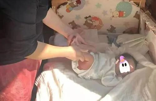 Dỗ suốt mấy tiếng con vẫn không ngủ giao cho bảo mẫu đứa trẻ liền ngủ ngay lúc này sự thật mới được tiết lộ - 2