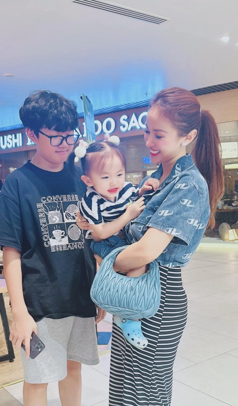 Đoạn tin nhắn của con riêng vân hugo hé lộ cuộc sống sau 4 năm theo mẹ vào sài gòn ở cùng bố dượng - 4