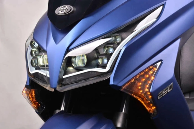 đối thủ khó chơi của yamaha xmax 250 vừa ra mắt phiên bản 2025 với giá bán chỉ 92 triệu đồng - 1