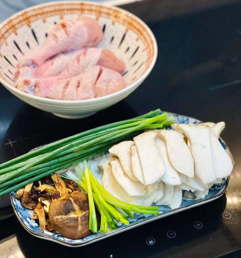 Đổi vị với đùi gà hấp nấm xì dầu vừa nhanh gọn đơn giản lại trôi cơm - 2