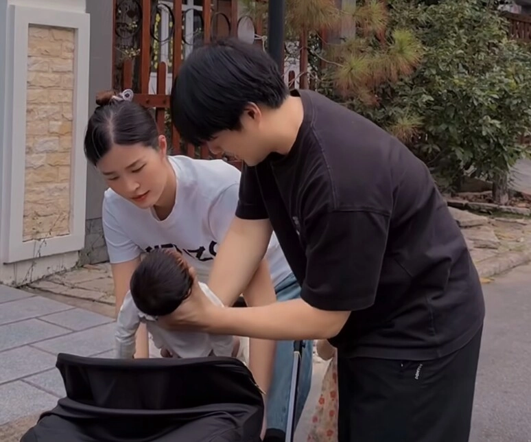 Đông nhi hiếm hoi khoe cuộc sống mẹ bỉm sau 1 tháng sinh con thứ 2 sắc vóc gây chú ý - 1