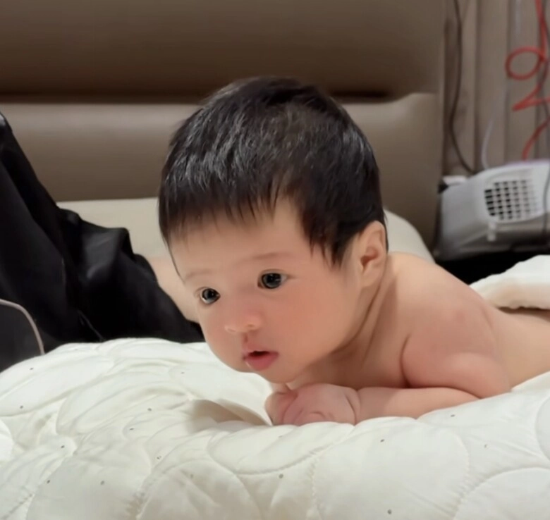 Đông nhi ông cao thắng thuê ekip chụp ảnh đầy tháng cho con gái thứ 2 thoải mái khoe ái nữ khác hẳn chị gái winnie - 6