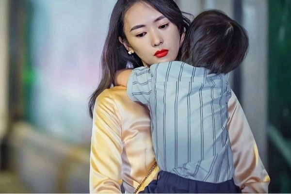 Đưa con 12 tiếng về quê ăn lễ với ông bà ngay đêm đầu tiên hành động của bố chồng khiến tôi uất nghẹn - 1