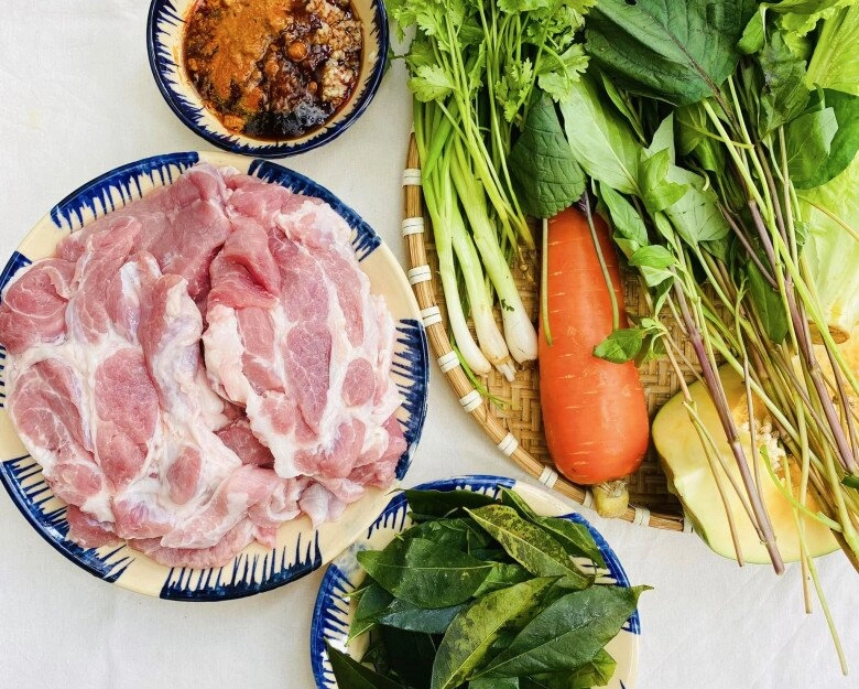 Được cho ít lá móc mật mẹ đảm nướng cả mẻ thịt ngon thơm lừng khắp bếp - 2