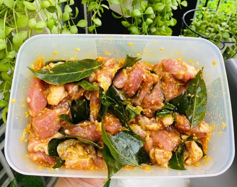 Được cho ít lá móc mật mẹ đảm nướng cả mẻ thịt ngon thơm lừng khắp bếp - 5