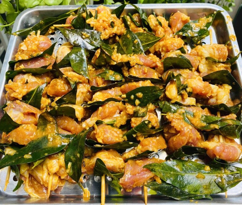 Được cho ít lá móc mật mẹ đảm nướng cả mẻ thịt ngon thơm lừng khắp bếp - 6