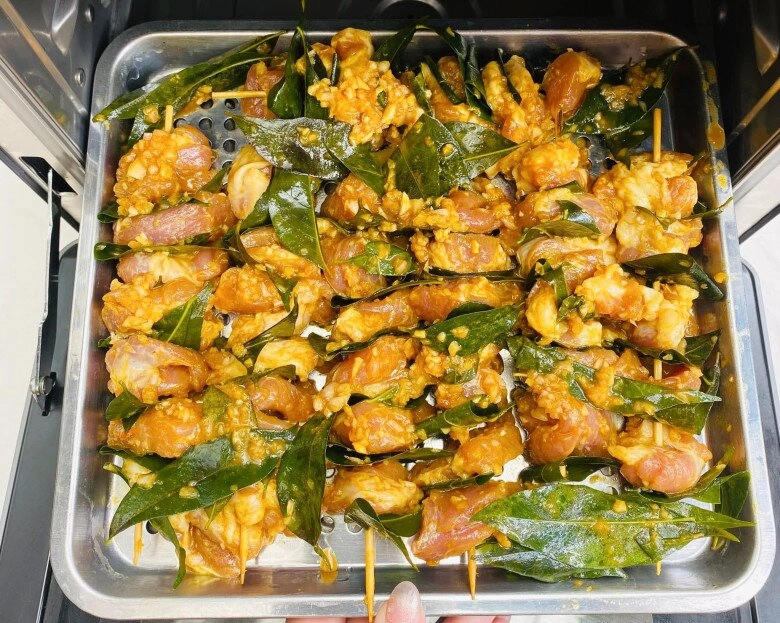 Được cho ít lá móc mật mẹ đảm nướng cả mẻ thịt ngon thơm lừng khắp bếp - 7