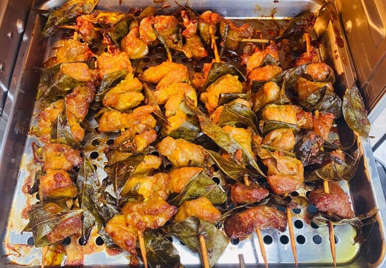 Được cho ít lá móc mật mẹ đảm nướng cả mẻ thịt ngon thơm lừng khắp bếp - 8