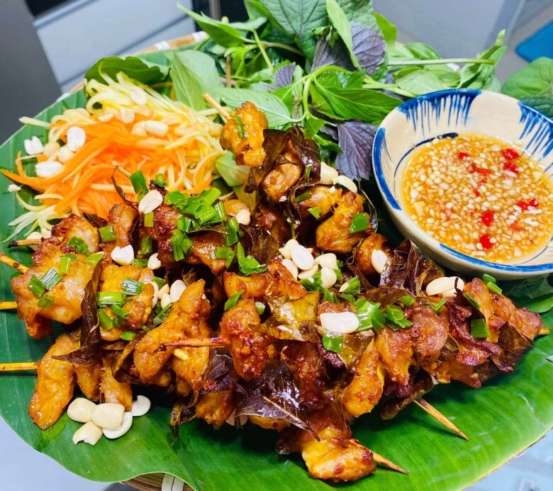 Được cho ít lá móc mật mẹ đảm nướng cả mẻ thịt ngon thơm lừng khắp bếp - 9