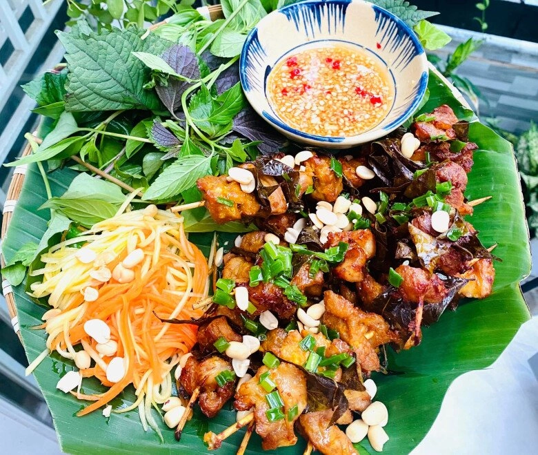 Được cho ít lá móc mật mẹ đảm nướng cả mẻ thịt ngon thơm lừng khắp bếp - 10