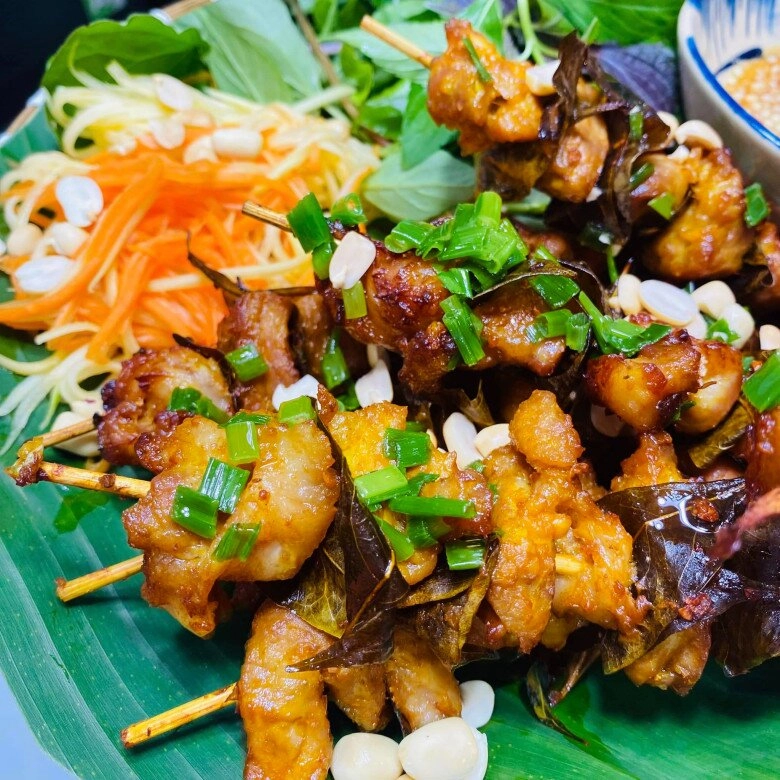 Được cho ít lá móc mật mẹ đảm nướng cả mẻ thịt ngon thơm lừng khắp bếp - 11