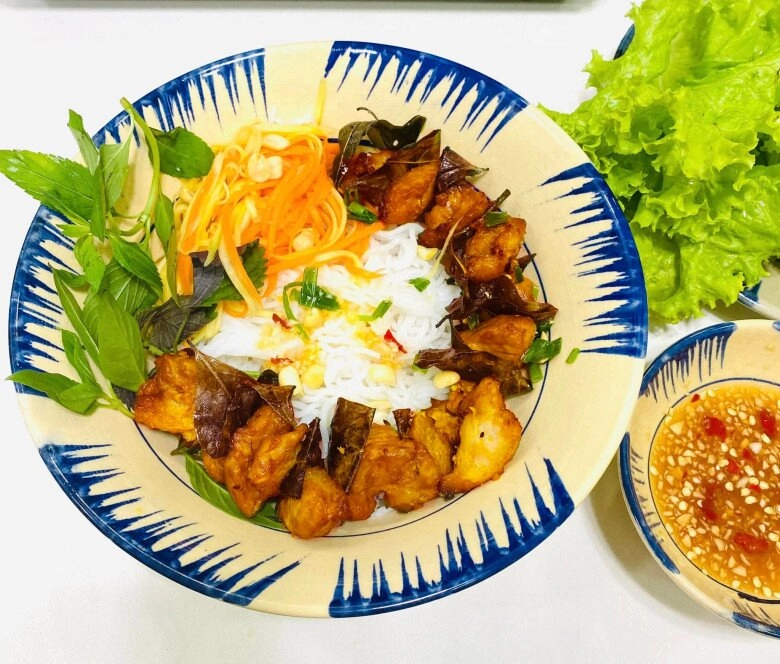 Được cho ít lá móc mật mẹ đảm nướng cả mẻ thịt ngon thơm lừng khắp bếp - 12