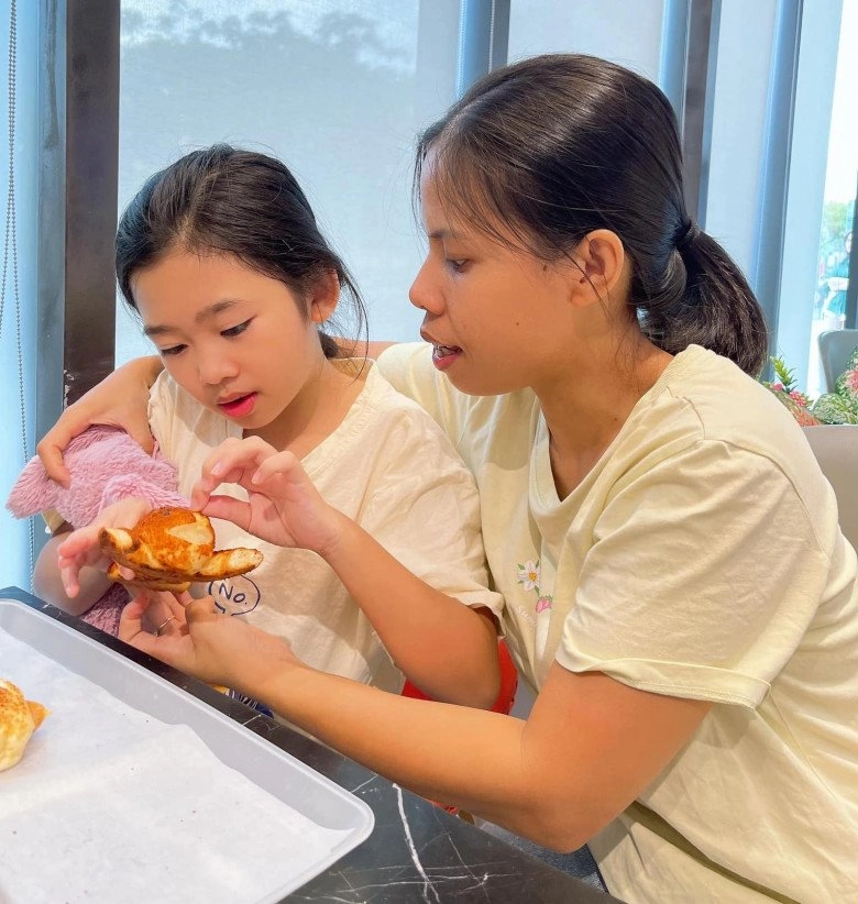 Được thừa kế sổ tiết kiệm 550 triệu con gái mai phương vẫn cố kiếm 200000 tiền bán hàng ở lớp để tặng bảo mẫu - 2