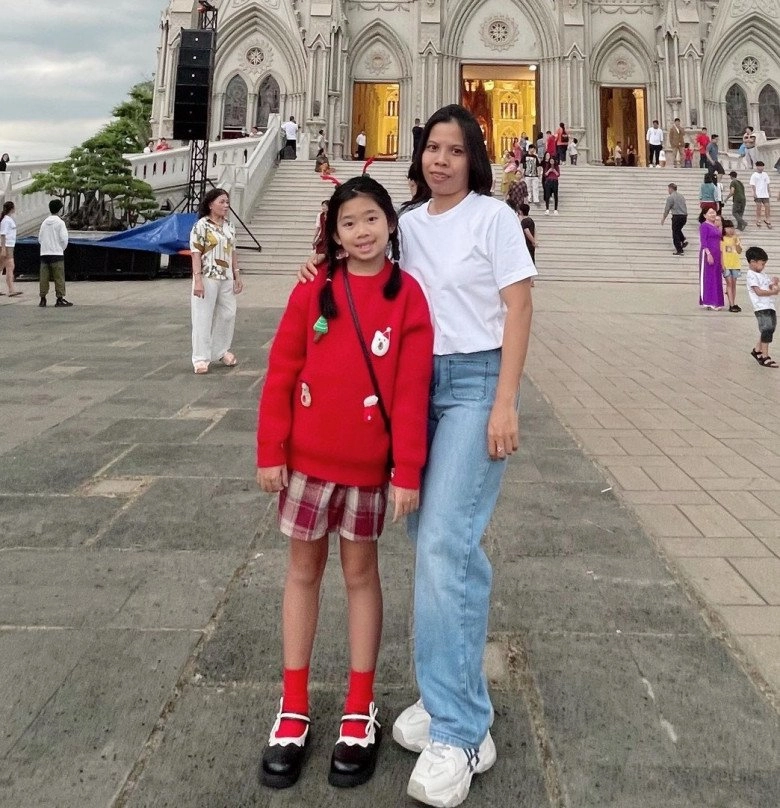 Được thừa kế sổ tiết kiệm 550 triệu con gái mai phương vẫn cố kiếm 200000 tiền bán hàng ở lớp để tặng bảo mẫu - 3