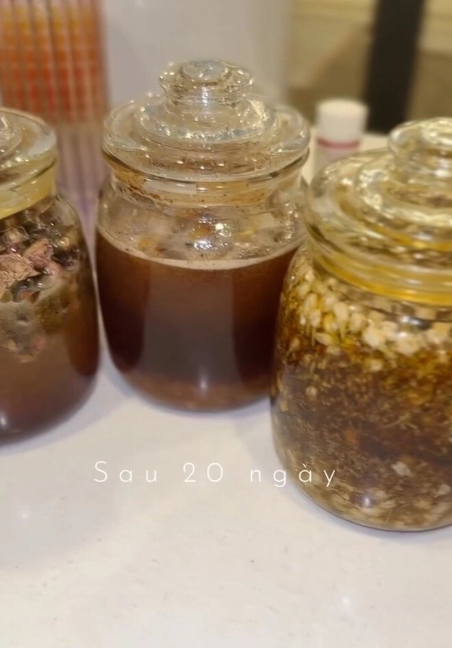 Được tỷ phú johnathan hạnh nguyễn gửi gần chục chai mật ong con dâu xinh đẹp đem đi lên men hàng loạt hũ - 6