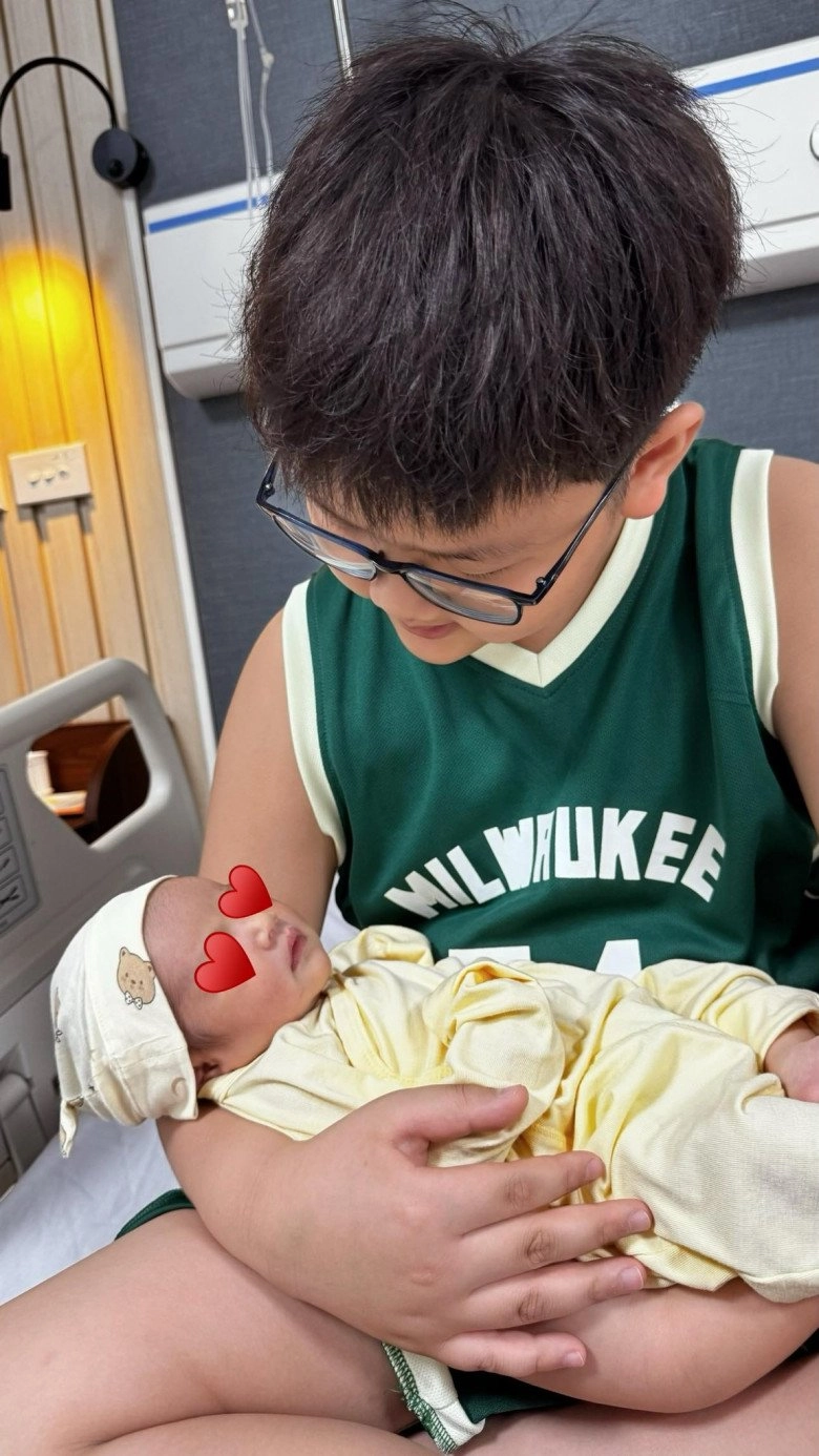 Dv thu quỳnh khoe làm bò sữa thành công khi vắt được sữa mẹ vàng sánh nhiều gấp 10 lần sau 1 ngày kích - 4