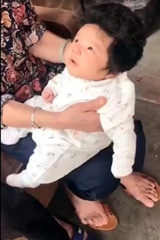 Em bé 40 ngày tuổi gây sốt cõi mạng với mái tóc đen dày độc lạ - 1