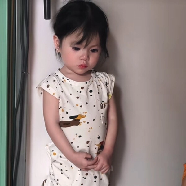 Em bé hà nội gây sốt với clipdỗi ông ngoại cực đáng yêu là mẫu nhí đắt show nhờxinh như thiên thần - 3