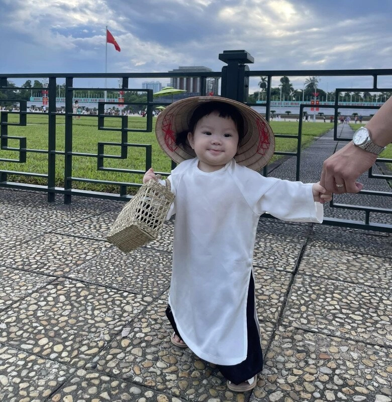 Em bé hà nội mặc áo dài đội nón lá chụp ảnh ở lăng bác kỷ niệm ngày quốc khánh 29 gây sốt vì quá đáng yêu - 3