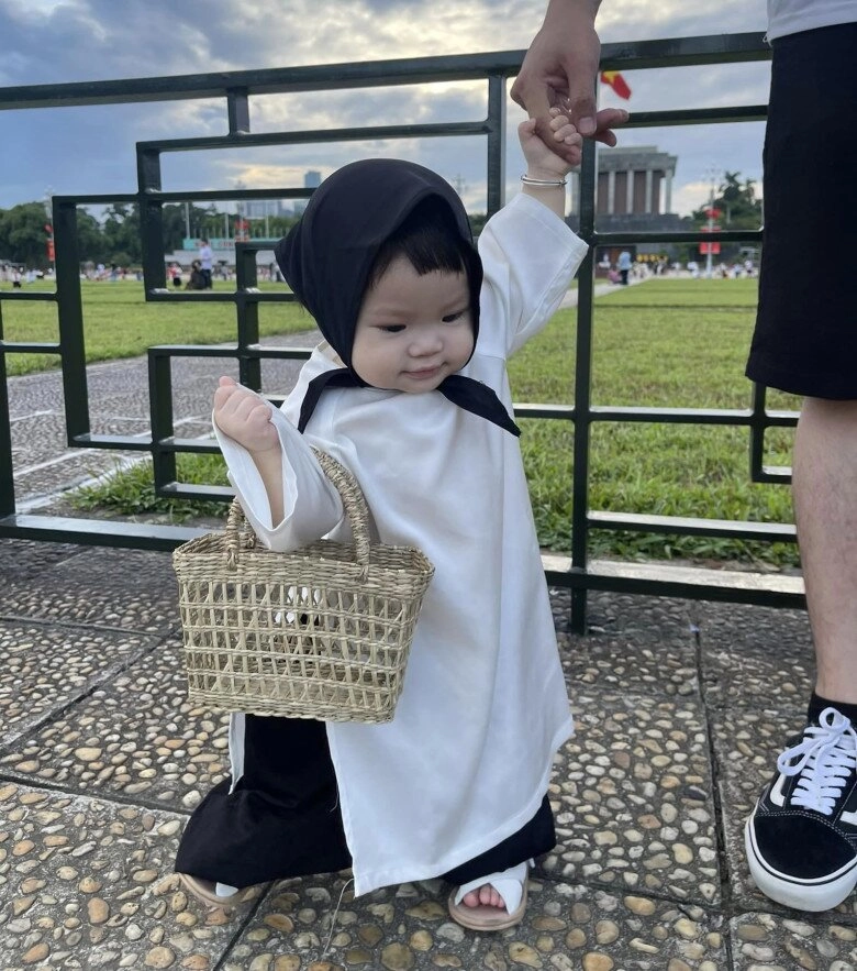 Em bé hà nội mặc áo dài đội nón lá chụp ảnh ở lăng bác kỷ niệm ngày quốc khánh 29 gây sốt vì quá đáng yêu - 5