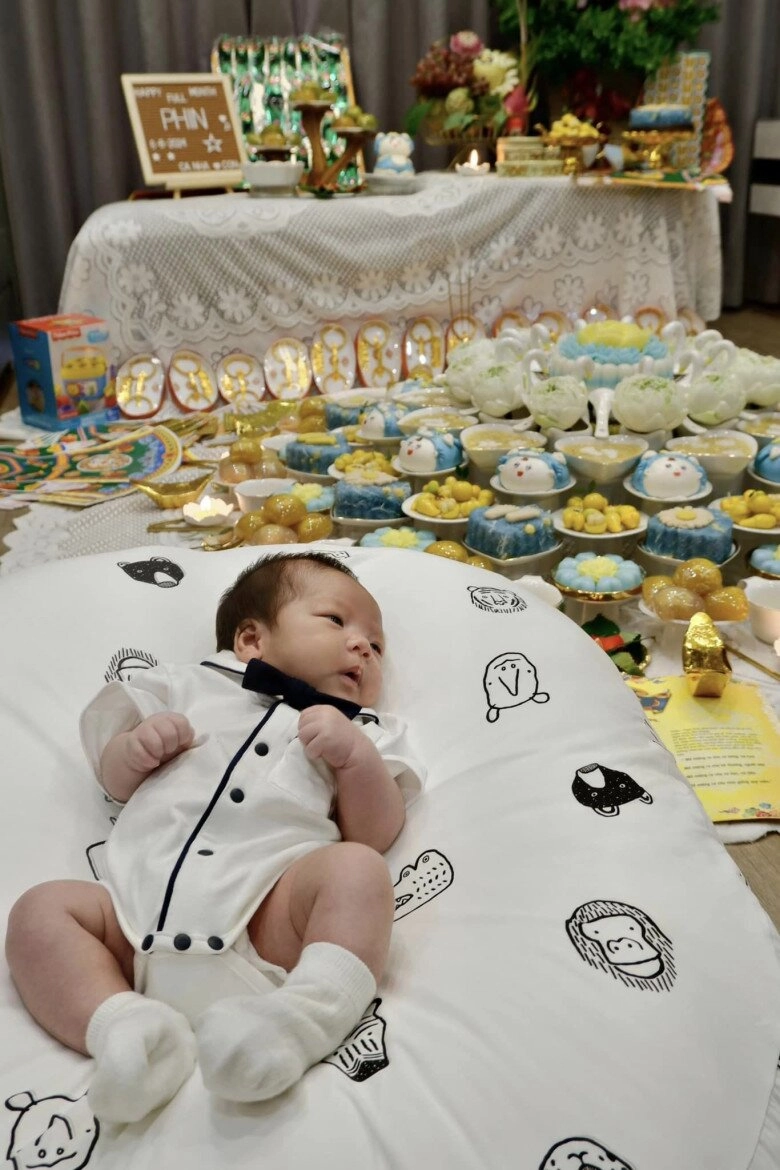 Gái xinh bắc giang sinh quý tử với cầu thủ đtqg làm mâm cúng đầy tháng cho con tuyệt đẹp nhìn kỹ toàn vàng - 2