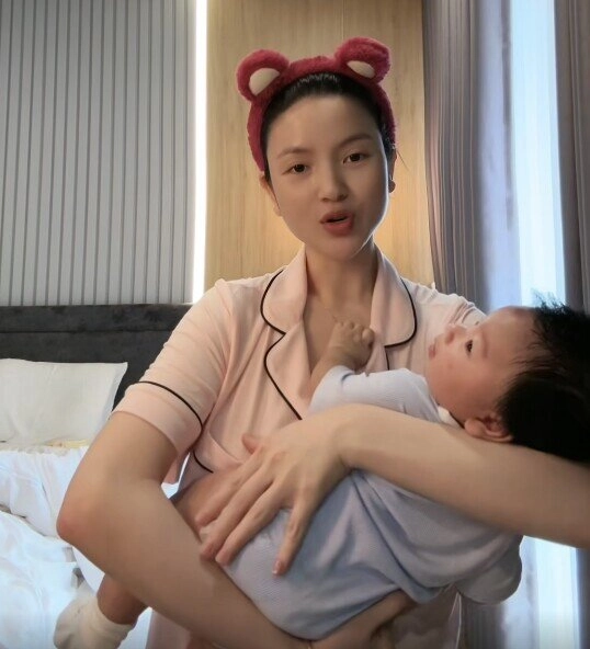 Giá vàng lên đỉnh lịch sử bà xã cầu thủ đtqg quang hải vẫn mua vàng tặng bảo mẫu để con trai được cưng như trứng - 5
