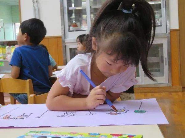 Giao bài tập vẽ gia đình của em cho học sinh xem bức tranh cô giáo lập tức gọi điện cho phụ huynh - 2