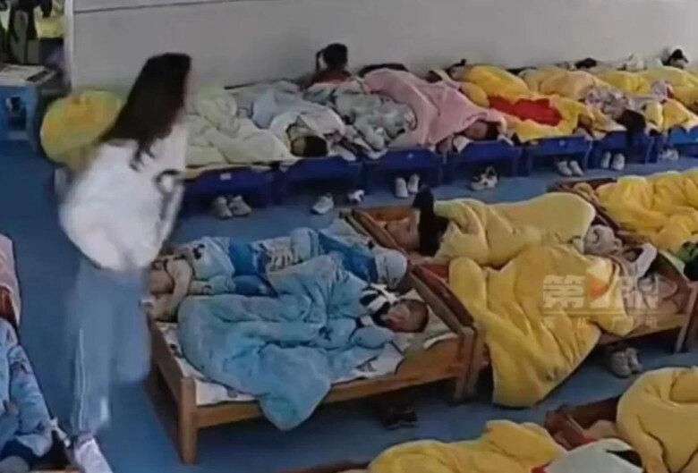 Giờ ngủ trưa ở trường cô giáo phát hiện một bé học sinh liên tục cựa quậy trong chăn lại gần kiểm tra thì phát hoảng - 2