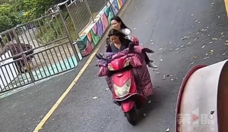 Giờ ngủ trưa ở trường cô giáo phát hiện một bé học sinh liên tục cựa quậy trong chăn lại gần kiểm tra thì phát hoảng - 5