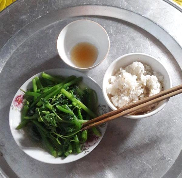 Gửi mẹ chồng ở quê 3 triệutháng nhờ chăm con một lần về thăm thấy mâm cơm bé ăn tôi rơi nước mắt - 2