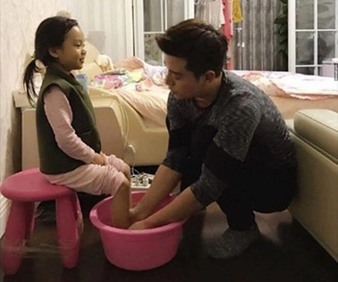 Hàng xóm gửi ảnh của vợ kèm lời nhắn chú thật may mắn chồng bỏ việc về gấp thấy cảnh đau lòng - 1