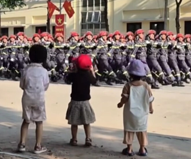 Hành động cực đáng yêu của 3 đứa trẻkhi đang nghịch cát thì đoàn diễu binh 304 đi ngang qua gây sốt mxh việt - 1