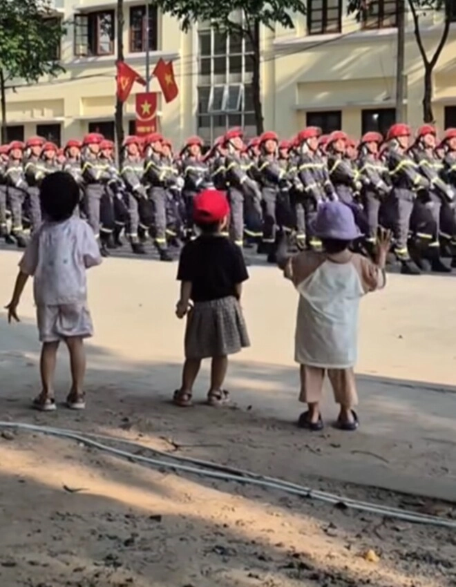 Hành động cực đáng yêu của 3 đứa trẻkhi đang nghịch cát thì đoàn diễu binh 304 đi ngang qua gây sốt mxh việt - 2