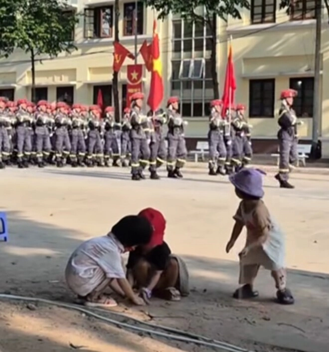Hành động cực đáng yêu của 3 đứa trẻkhi đang nghịch cát thì đoàn diễu binh 304 đi ngang qua gây sốt mxh việt - 3