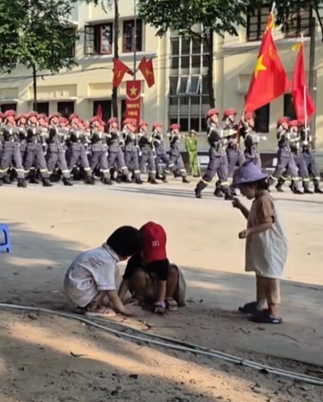 Hành động cực đáng yêu của 3 đứa trẻkhi đang nghịch cát thì đoàn diễu binh 304 đi ngang qua gây sốt mxh việt - 4