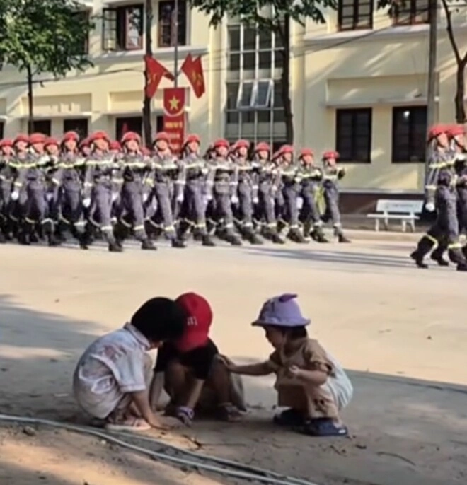 Hành động cực đáng yêu của 3 đứa trẻkhi đang nghịch cát thì đoàn diễu binh 304 đi ngang qua gây sốt mxh việt - 5