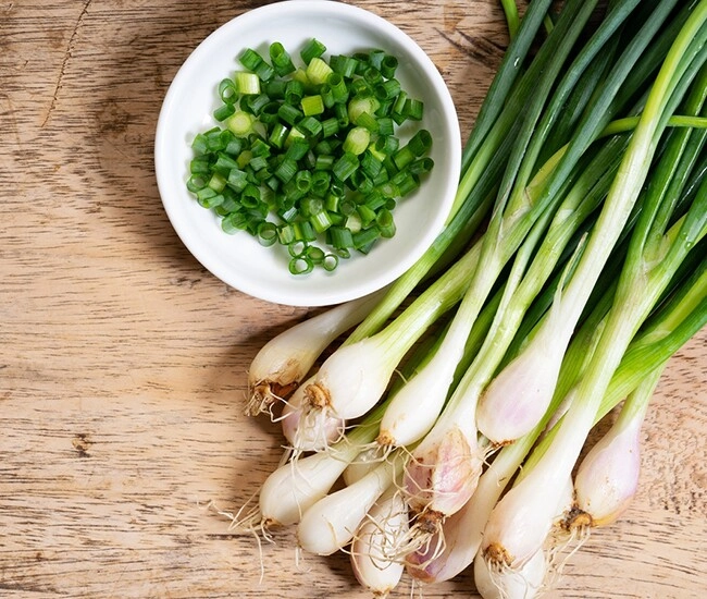 Hành lá mua về nhanh úa hỏng đem ngâm trong nước này rồi bảo quản để lâu vẫn xanh tươi - 1