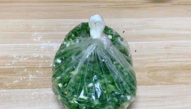 Hành lá mua về nhanh úa hỏng đem ngâm trong nước này rồi bảo quản để lâu vẫn xanh tươi - 4