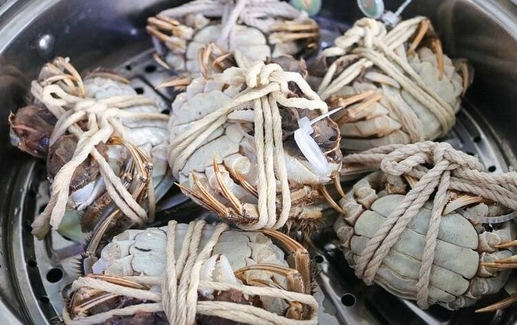 Hấp cua người đặt nằm úp người lại để ngửa đầu bếp nói nếu làm sai cua chảy hết nước ngọt - 2