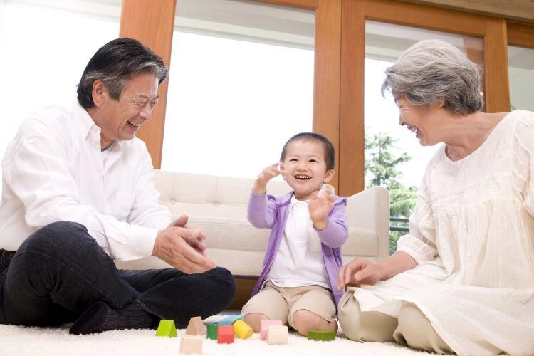 Hết hè về quê đón con lên phố học anh rể bỗng đưa ra thẻ ngân hàng kèm điều kiện khiến tôi sững sờ - 1