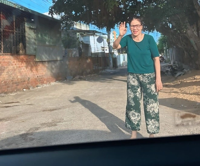 Hết tết mẹ đẻ mẹ chồng dv lê phươngra tận ngõtiễn con cháu lên thành phố nhìn kỹ thấy đôi mắt rớm lệ - 1