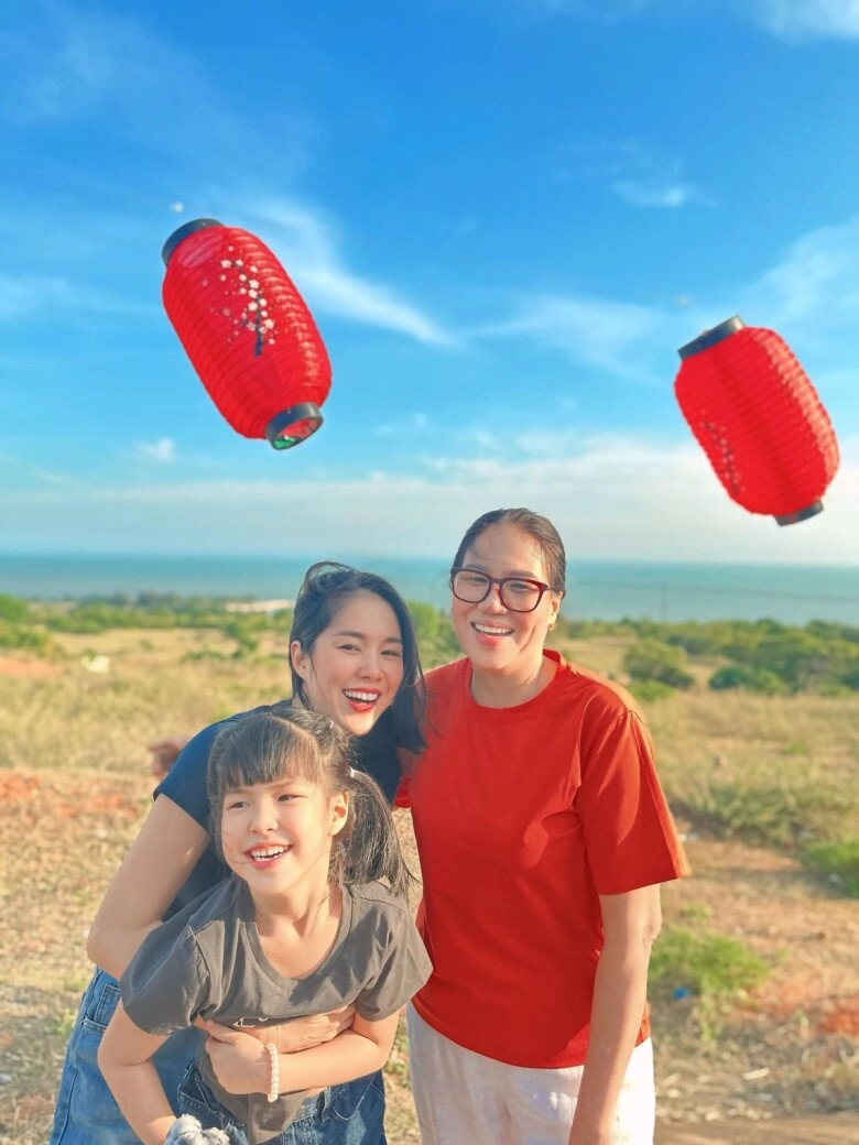 Hết tết mẹ đẻ mẹ chồng dv lê phươngra tận ngõtiễn con cháu lên thành phố nhìn kỹ thấy đôi mắt rớm lệ - 5