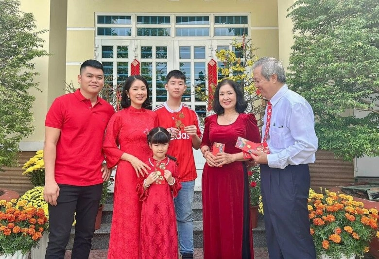 Hết tết mẹ đẻ mẹ chồng dv lê phươngra tận ngõtiễn con cháu lên thành phố nhìn kỹ thấy đôi mắt rớm lệ - 7