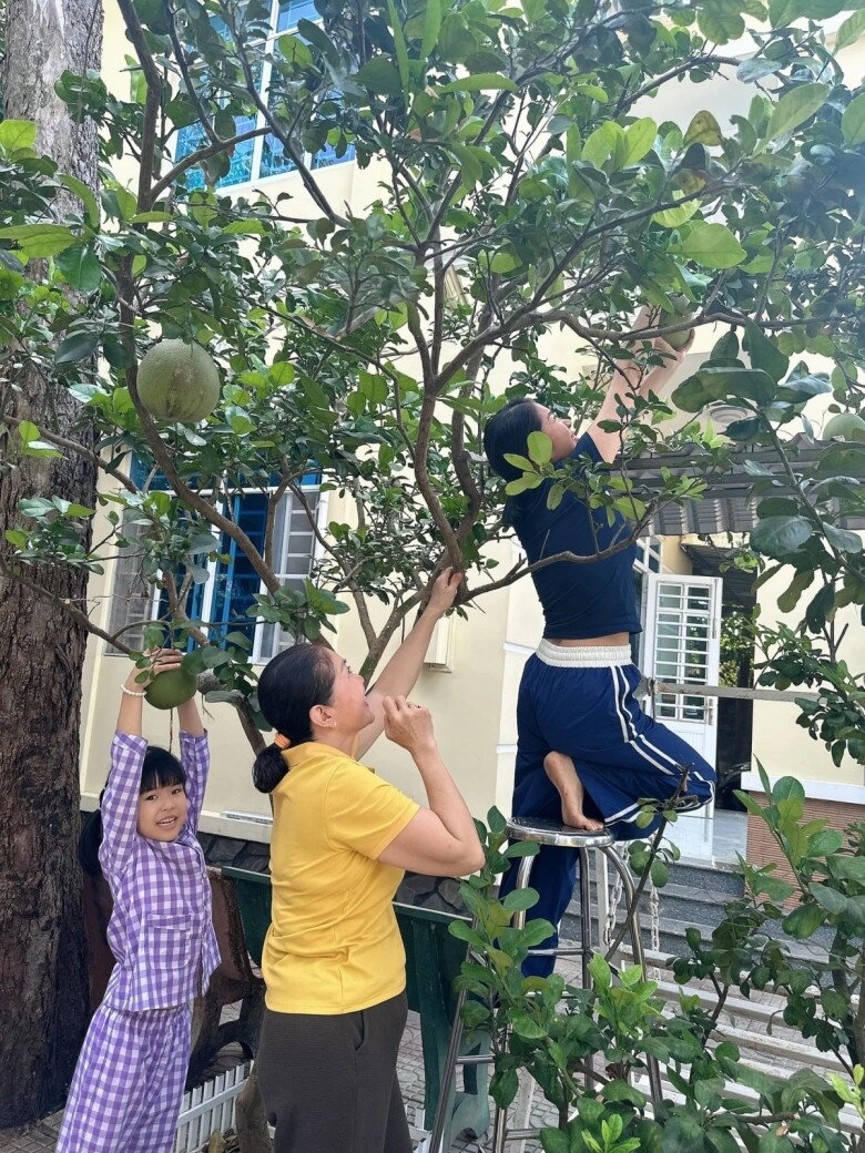Hết tết mẹ đẻ mẹ chồng dv lê phươngra tận ngõtiễn con cháu lên thành phố nhìn kỹ thấy đôi mắt rớm lệ - 8