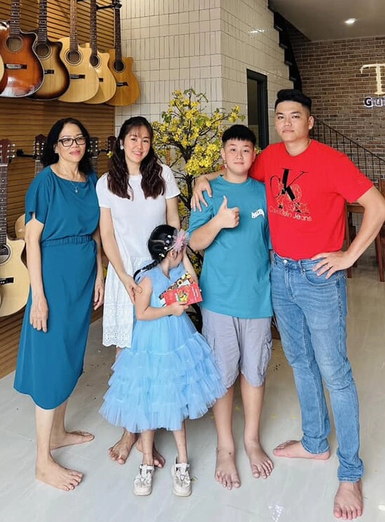 Hết tết mẹ đẻ mẹ chồng dv lê phươngra tận ngõtiễn con cháu lên thành phố nhìn kỹ thấy đôi mắt rớm lệ - 9